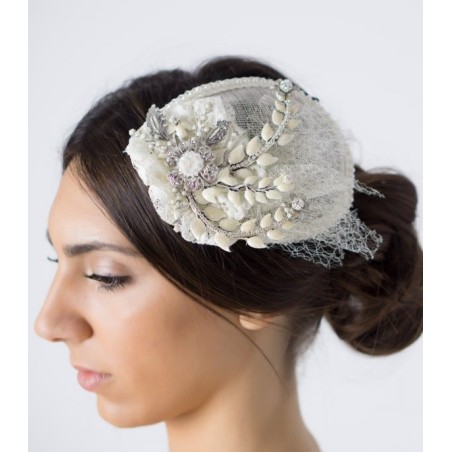 Tocado de novia con nácar, redecilla y piedras esmaltadas