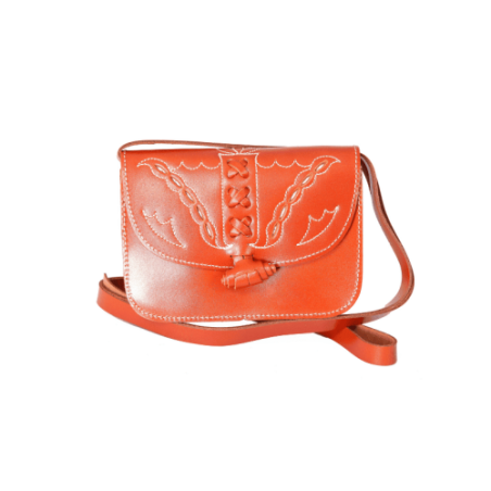 Bolso-bandolera de señora en piel cuero con fondo blanco