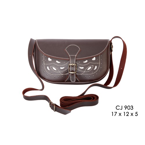 Bolso-bandolera de señora en piel picado engrasado marrón con fondo blanco