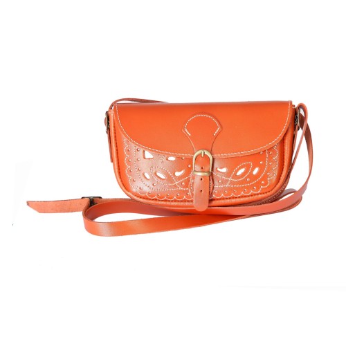 Bolso-bandolera de señora en piel picado cuero con fondo blanco