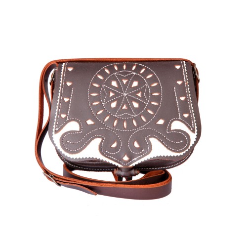 Bolso-bandolera de señora en piel picado engrasado marrón con fondo blanco