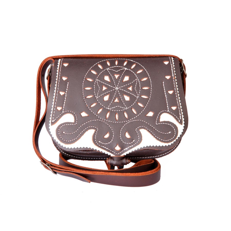 Bolso-bandolera de señora en piel picado engrasado marrón con fondo blanco