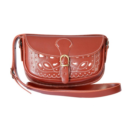 Bolso-bandolera de señora en piel picado marrón con fondo blanco Villamanrique