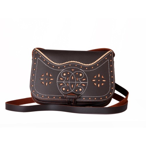 Bolso-bandolera de señora en piel marrón engrasado con fondo beige