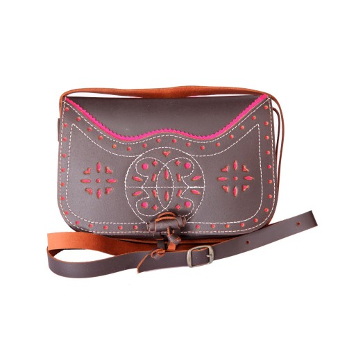 Bolso-bandolera de señora en piel marrón engrasado con fondo fucsia