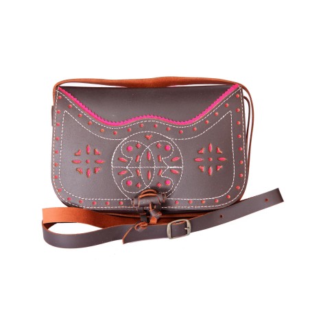 Bolso-bandolera de señora en piel marrón engrasado con fondo fucsia
