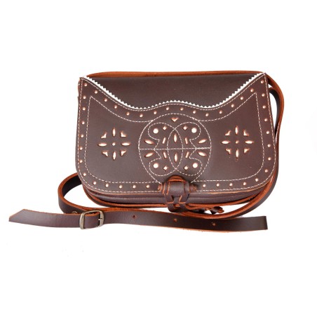 Bolso-bandolera de señora en piel marrón engrasado con fondo blanco
