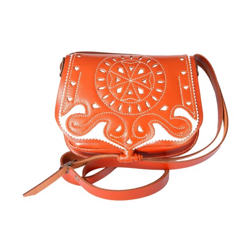Bolso-bandolera de señora en piel picado cuero con fondo blanco