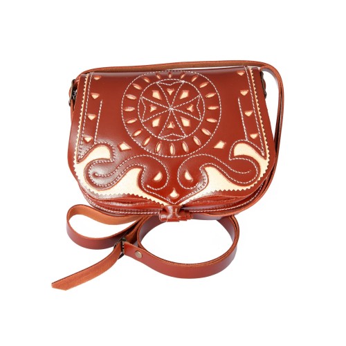 Bolso-bandolera de señora en piel picado marrón con fondo beige