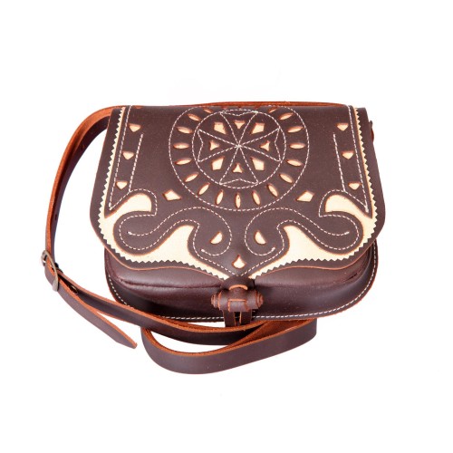 Bolso-bandolera de señora en piel picado marrón engrasado con fondo beige