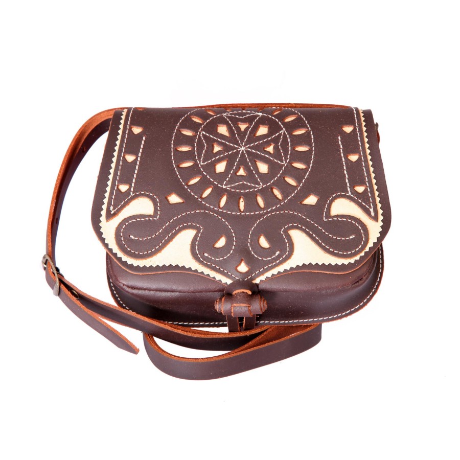 Bolso-bandolera de señora en piel picado marrón engrasado con fondo beige