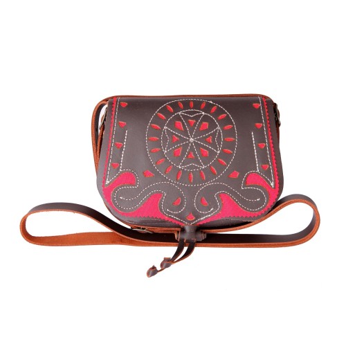 Bolso-bandolera de señora en piel picado marrón engrasado con fondo fucsia