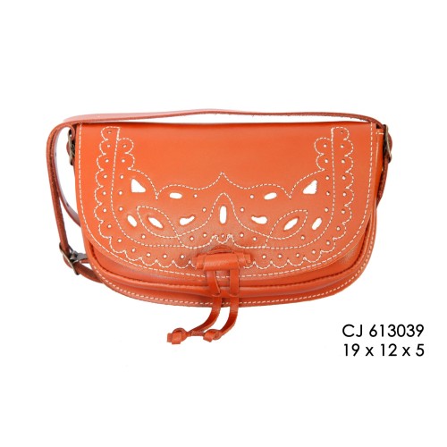Bolso-bandolera de señora en piel picado cuero con fondo blanco