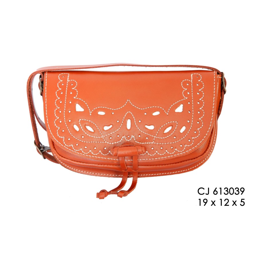 Bolso-bandolera de señora en piel picado cuero con fondo blanco