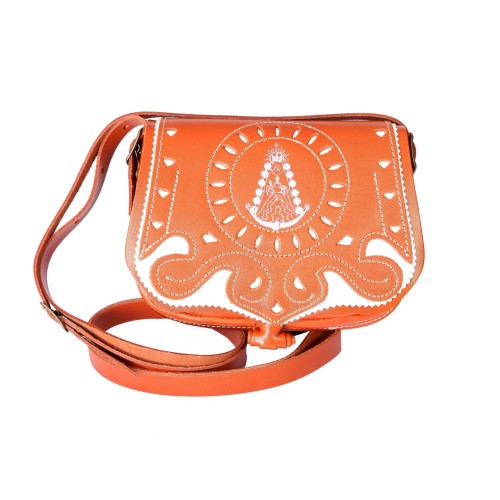 Bolso-bandolera de señora en piel picado virgen del rocío cuero con fondo blanco