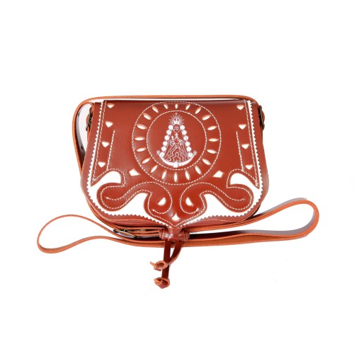 Bolso-bandolera de señora en piel picado virgen del rocío marrón con fondo blanco