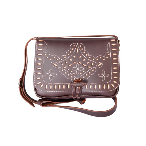 Bolso-bandolera de señora en piel marrón engrasado con fondo beige