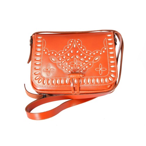 Bolso-bandolera de señora en piel cuero con fondo blanco