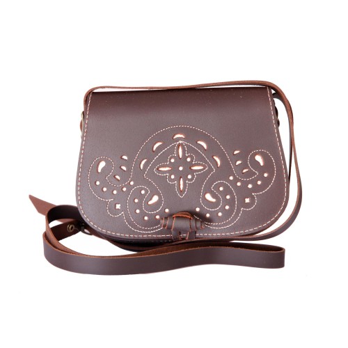Bolso-bandolera de señora en piel marrón engrasado con fondo blanco Bollullos
