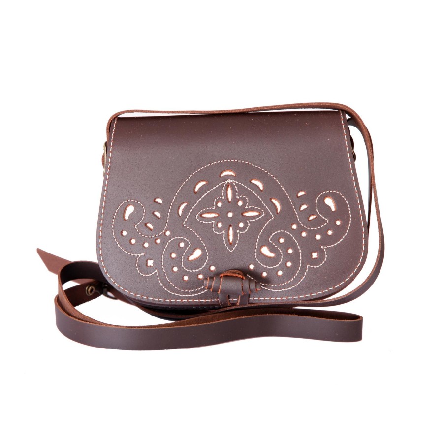 Bolso-bandolera de señora en piel marrón engrasado con fondo blanco Bollullos