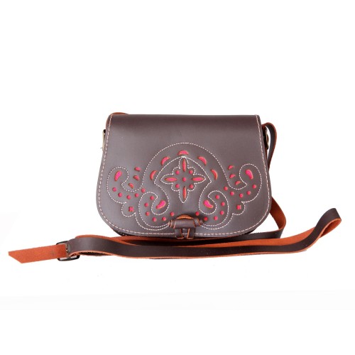 Bolso-bandolera de señora en piel marrón engrasado con fondo fucsia