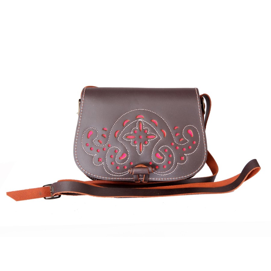 Bolso-bandolera de señora en piel marrón engrasado con fondo fucsia