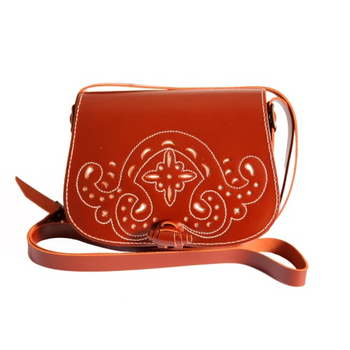 Bolso-bandolera de señora en piel marrón con fondo blanco Bollullos