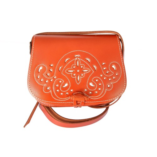 Bolso-bandolera de señora en piel cuero con fondo blanco