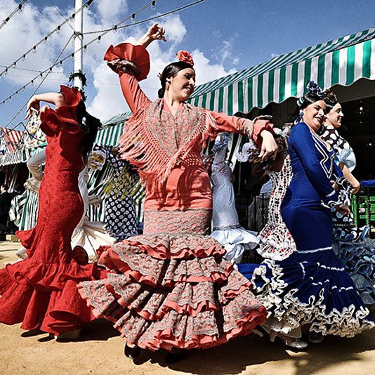 Cómo colocar la flor de flamenca en la Feria de Abril de Sevilla